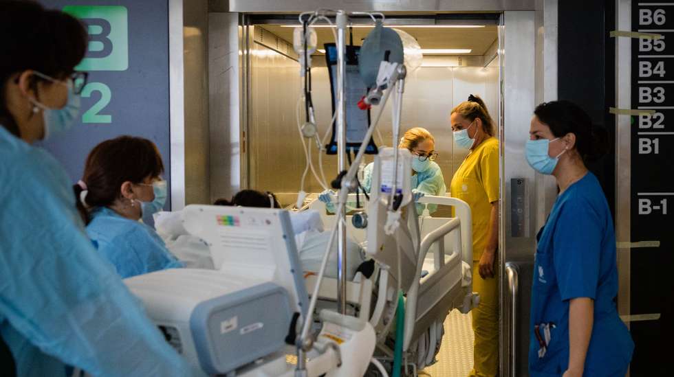 Funcionários transportam um paciente numa cama no Hospital de São João, hospital que enfrentou a pandemia de covid-19, Porto, 18 de maio de 2021. (ACOMPANHA TEXTO DE 19/05/2021) JOSÉ COELHO/LUSA