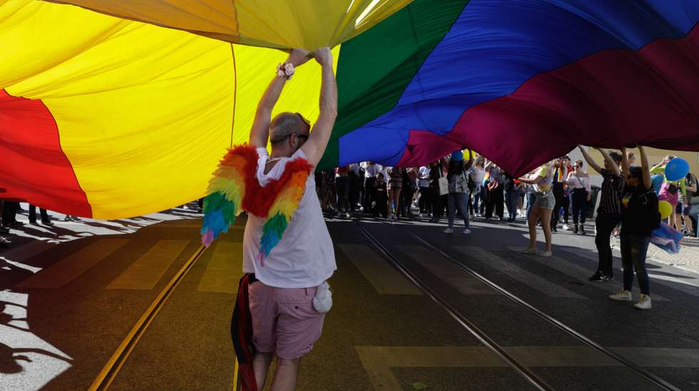 Participantes acenam uma bandeira durante a 19.º Marcha do Orgulho Lésbico, Gay, Bissexual e Trans e Intersexo de Lisboa (LGBTI), que tenta sensibilizar a população para a autodeterminação da identidade de género e os direitos das pessoas LGBTI entre o Príncipe Real e a Ribeira das Naus, em Lisboa, 16 de junho de 2018. ANTÓNIO COTRIM/LUSA