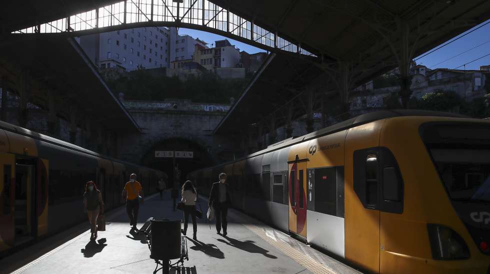 Estação de São Bento no Porto em mais um dia de greve nacional da CP – Comboios de Portugal, 25  de junho de 2021. Convocada pelo Sindicato Nacional dos Trabalhadores do Setor Ferroviário (SNTSF) e pela Federação dos Sindicatos dos Transportes e Comunicações (Fectrans), pelo aumento geral dos salários.JOSÉ COELHO/LUSA