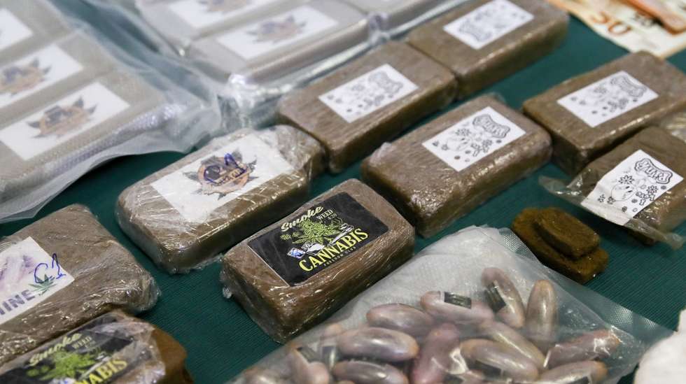 Material apreendido pelo Comando Territorial de Coimbra, através do Núcleo de Investigação Criminal (NIC) da Lousã, no âmbito de uma investigação por tráfico de estupefacientes que durava há cerca de um ano, onde os suspeitos vendiam o produto para diversos consumidores dos distritos de Aveiro, Guarda, Viseu, Leiria e Coimbra, que resultou na detenção de seis individuos e 43 quilos de estupefaciente apreendidos, no Destacamento Territorial da Lousã, 26 de janeiro de 2021. PAULO NOVAIS/LUSA