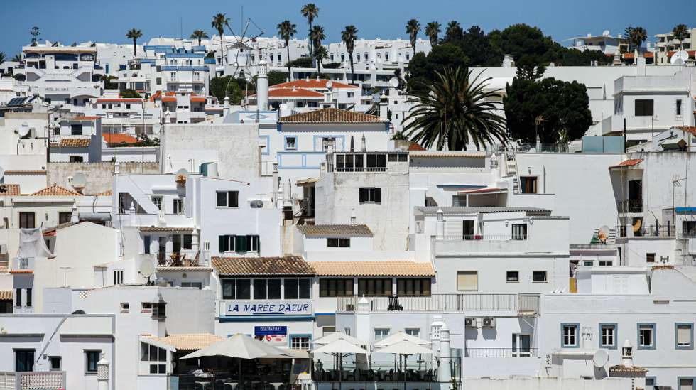 Albufeira recua no plano de desconfinamento, com os restaurantes a terem de encerrar às 15.30 e os supermercados as19 no fim de semana e feriados devido à taxa de incidência superior a 120 casos por 100.00 habitantes nos ultimos 14 dias, Albufeira, 25 de junho de 2021. ( ACOMPANHA TEXTO ) LUÍS FORRA/LUSA