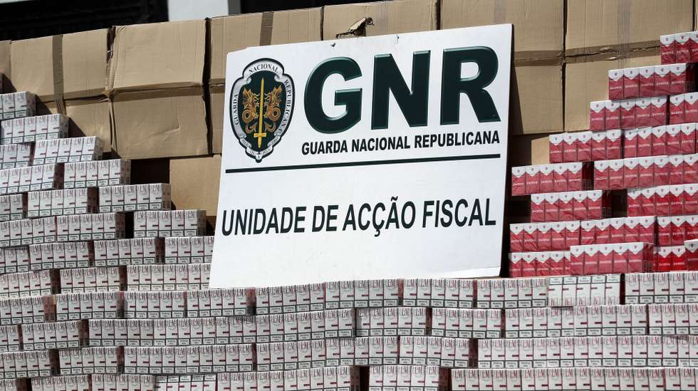 Quase dois milhões de cigarros de contrabando apreendidos pela Unidade de Ação Fiscal da GNR em Montalegre (Vila Real), numa operação que envolveu buscas a um local de apoio a uma organização criminosa, nas instalações do Destacamento de Ação Fiscal de Coimbra, 20 de maio de 2019. PAULO NOVAIS/LUSA