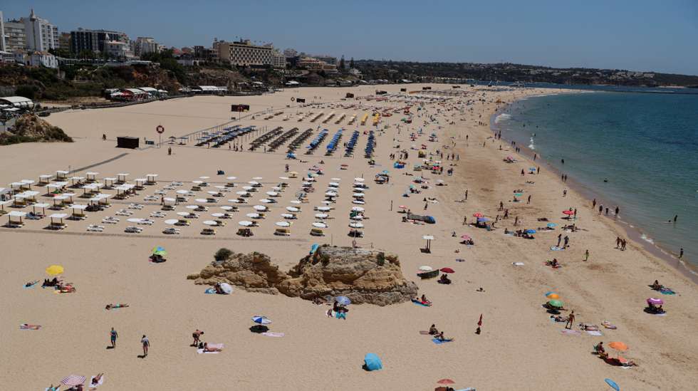 Falta de turistas na praia da Rocha devido à pandemia de covid-19 leva ao desespero de muitos comerciantes, que são obrigados a fecharem as portas por falta de clientes, em Portimão, 24 de junho de 2021. (ACOMPANHA TEXTO DA LUSA DO DIA 27 DE JUNHO DE 2021). LUÍS FORRA/LUSA
