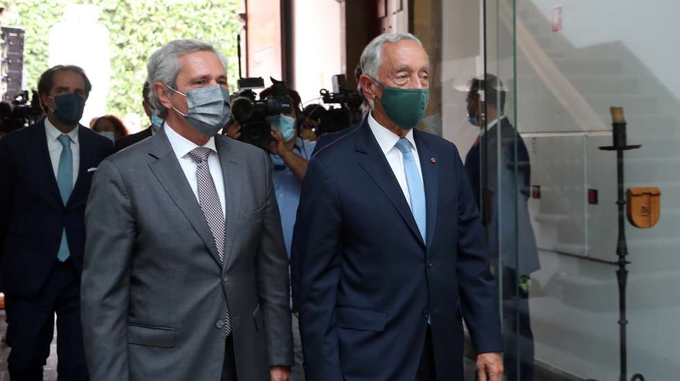 Marcelo Rebelo de Sousa (D), Presidente da República, acompanhado por José Manuel Rodrigues (2E), presidente da Assembleia Legislativa da Madeira, e Miguel Albuquerque (E), presidente do Governo Regional da Madeira, esta tarde durante a sessão solene da comemoração dos 45 anos da constituição da Assembleia Legislativa Regional, no Funchal, Ilha da Madeira, 19 de julho de 2021. HOMEM DE GOUVEIA/LUSA
