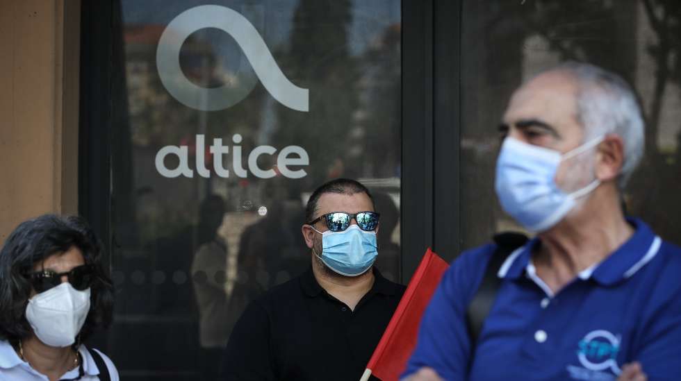 Concentração de representantes dos sindicatos que compõem a Frente Sindical (SINTTAV, STPT; SNTCT, STT; Federação dos Engenheiros e SINQUADROS) e a CT da MEO, de protesto pela decisão da Comex da Altice Portugal da tentativa de um despedimento colectivo, em Lisboa, 25 de junho de 2021. RODRIGO ANTUNES/LUSA