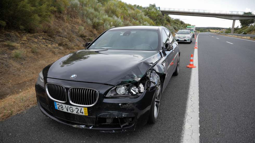 O carro onde seguia o ministro da Administração  Interna, Eduardo Cabrita, estacionado no A6 no seguimento de um acidente que envolveu uma vitima mortal por atropelamento, Évora, 18 de junho de 2021. PAULO CUNHA /LUSA