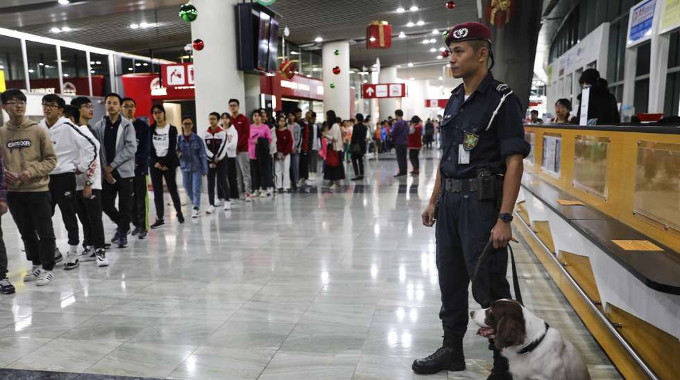 Polícia no aeroporto de Macau, China.17 de dezembro de 2019. JOÃO RELVAS/LUSA
