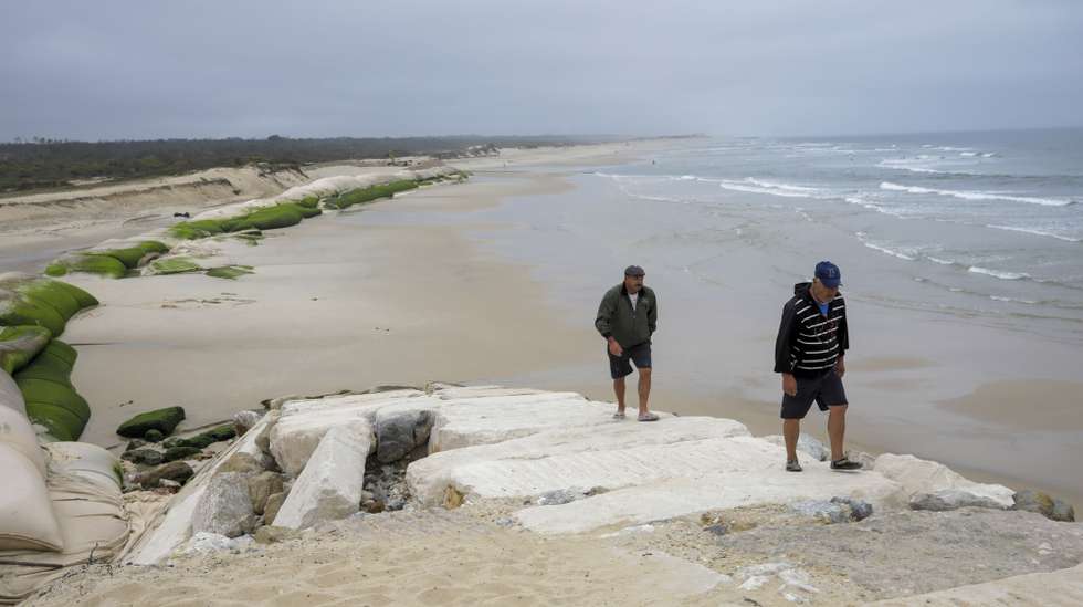 as obras do reforço de emergência do Cordão Dunar a Sul do Esporão n.º 5 da Cova Gala e participa na apresentação do estudo sobre a transposição de areias na barra da Figueira da Foz, 12 agosto 2021. Com o prolongamento em 400 metros do molhe norte do porto comercial, inaugurado em 2011, a erosão nas praias a sul acentuou-se, com destruição da duna de proteção costeira em vários locais, com especial ênfase na praia da Cova, alvo de intervenções de emergência nos últimos anos, a última das quais em curso este verão. PAULO CUNHA/LUSA