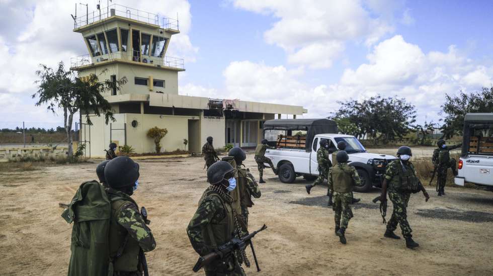 Aeroporto de Mocímboa da Praia destruído após a insurgência em Cabo Delgado, província do norte de Moçambique, Mocimboa da Praia, Cabo Delgado, Moçambique, 9 de setembro de 2021. Grupos rebeldes ocuparam a vila durante um ano, até ao início de agosto, e deixaram-na deserta e gravemente danificada. Uma comitiva da empresa Eletricidade de Moçambique e do Governo moçambicano liderada pelo ministro dos Recursos Minerais e Energia, Max Tonela, visitou hoje zonas libertadas do conflito armado em Cabo Delgado para avaliar danos e estudar reparações. Foi a primeira visita governamental a passar por Mocímboa da Praia desde a reconquista. LUIS MIGUEL FONSECA / LUSA