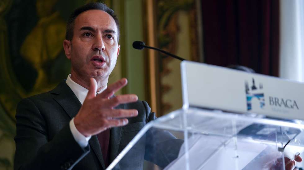 António Salvador, presidente do Sporting de Braga, discursa durante a recepção da equipa na Câmara Municipal de Braga após vencer a Taça de Portugal, Braga, 24 de maio de 2021. HUGO DELGADO/LUSA