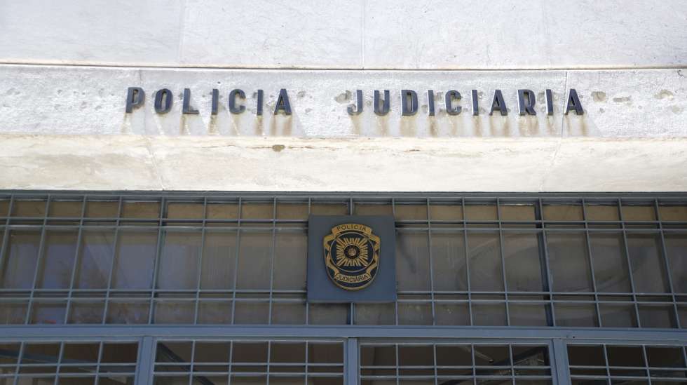 A Unidade de Informação Criminal da PJ localizou e deteve o fugitivo na zona de Portimão, no distrito de Faro