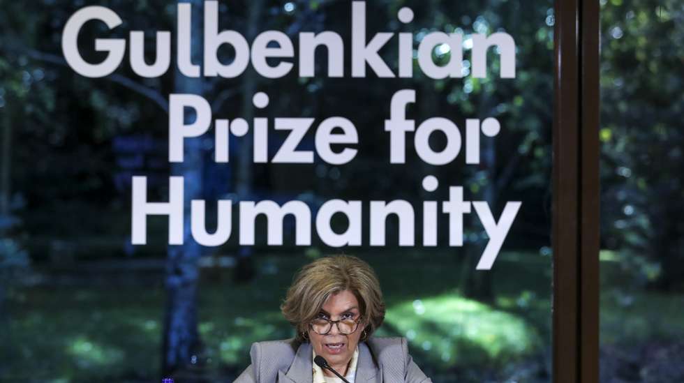 A presidente da Fundação Calouste Gulbenkian, Isabel Mota, anuncia o vencedor da 2.ª edição do Prémio Gulbenkian para a Humanidade na sede da Fundação em Lisboa, 26 de outubro de 2021. A aliança “Global Covenant of Mayors for Climate &amp; Energy” venceu hoje a segunda edição do prémio Gulbenkian para a Humanidade, no valor de um milhão de euros, que vão ser aplicados em projetos no Senegal e Camarões. TIAGO PETINGA/LUSA