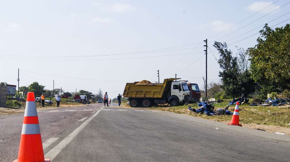 Pelo menos 34 pessoas morreram e outras 40 sofreram ferimentos graves na noite de hoje na sequência de um acidente de viação na Estrada Nacional Número 1, na província de Maputo, anunciou a polícia moçambicana, Maputo, 4 de julho de 2021. (ACOMPANHA TEXTO) LUISA NHANTUMBO/LUSA