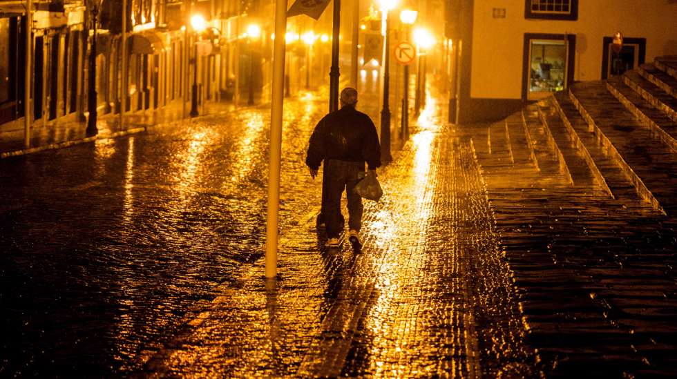 A tempestade tropical Nadine está a passar pelas ilhas dos Açores, sem causar danos "relevantes", Ponta Delgada, ilha de S. Miguel, 4 de outubro de 2012. EDUARDO COSTA/LUSA