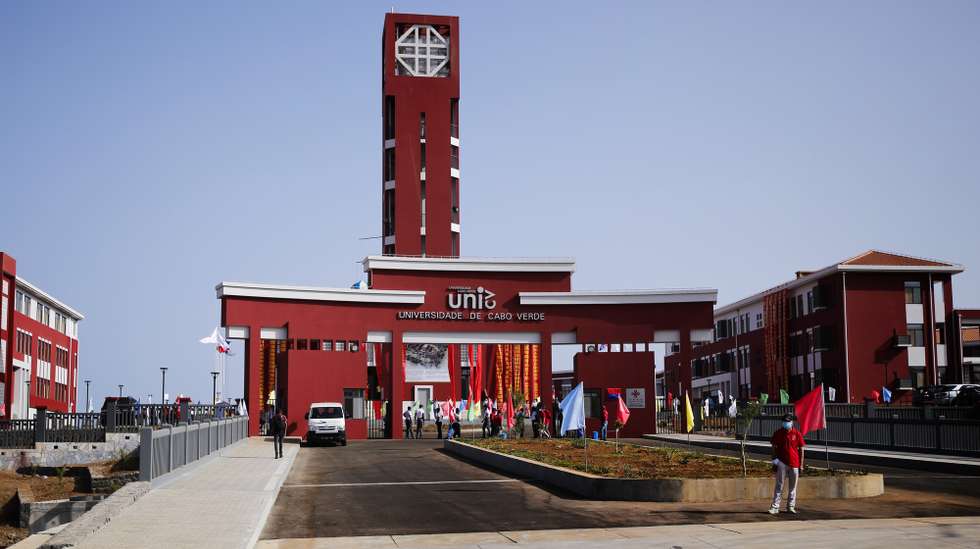 O novo campus da Universidade de Cabo Verde, na Praia, construído e financiado em 5.600 milhões de escudos (50,7 milhões de euros) pela China, vai receber um curso de língua chinesa, pelo Instituto Confúcio, foi hoje anunciado, Praia, 20 de julho de 2021. Segundo o embaixador da China na Praia, Du Xiaocong, este novo campus, que o Governo chinês entregou hoje a Cabo Verde, ao fim de quatro anos de obras, é o “maior projeto” financiado por Pequim em Cabo Verde, com capacidade para mais de 5.000 alunos e professores. FERNANDO DE PINA/LUSA