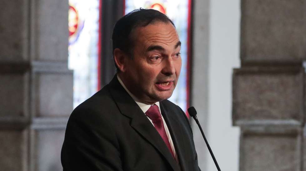 O deputado do Partido Social Democrata (PSD) na Assembleia da República, António Ventura, fala à imprensa após a audiência com o Presidente da República, Marcelo Rebelo de Sousa (ausente na fotografia), sobre a marcação das eleições regionais nos Açores, no Palácio de Belém, em Lisboa, 22 de julho de 2020. TIAGO PETINGA/LUSA