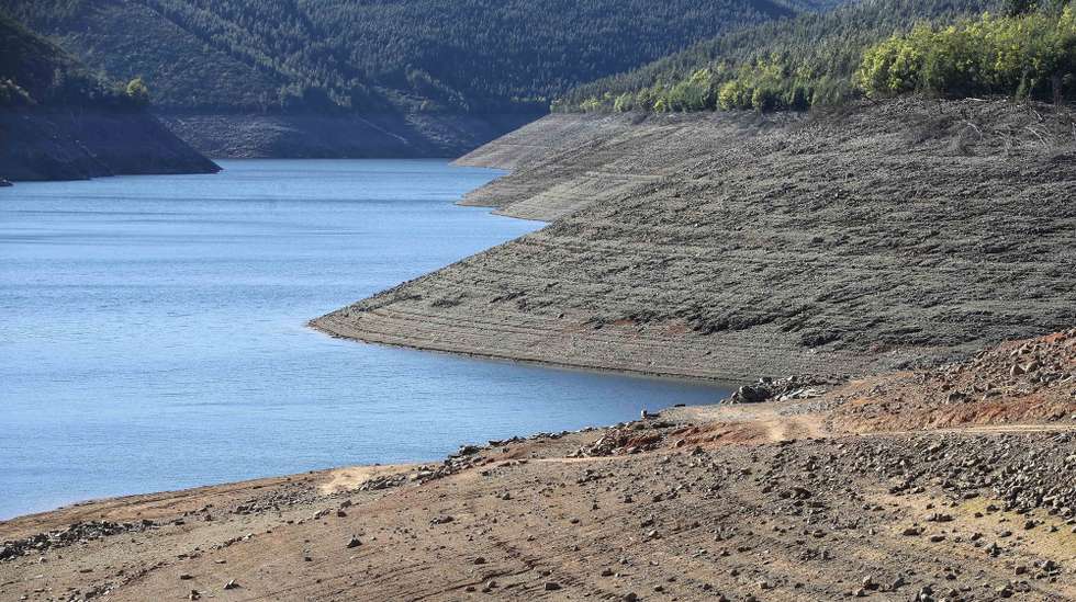 Margens da barragem do Cabril com baixo nível de água junto à aldeia do Vilar, na Pampilhosa da Serra, que se encontra submersa desde 1954, quando se fecharam as comportas da Barragem do Cabril, no Zêzere, emergiu, e pode ser visitada na forma de ruínas, com a descida do caudal do rio Zêzere, devido à falta de chuva, em Pampilhosa da Serra, 01 de fevereiro de 2022. (ACOMPANHA TEXTO DA LUSA DO DIA 03 DE FEVEREIRO DE 2022). PAULO NOVAIS/LUSA
