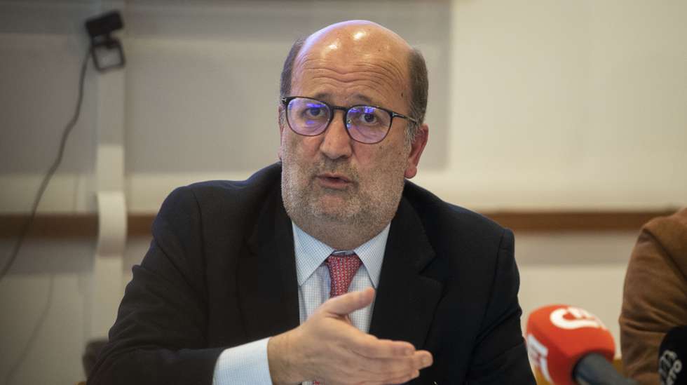 O ministro do Ambiente e da Ação Climática, João Pedro Matos Fernandes, durante uma conferência de imprensa sobre o concurso internacional para atribuição de direitos de prospeção e de pesquisa de lítio, na Agência Portuguesa do Ambiente do Norte, no Porto, 04 de fevereiro de 2022. RUI MANUEL FARINHA/LUSA