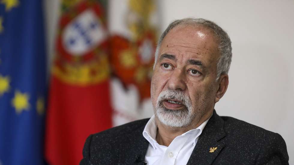 O presidente da Liga dos Bombeiros Portugueses (LBP), António Nunes, fala durante uma entrevista à agência Lusa, na sede da Liga dos Bombeiros Portugueses, em Lisboa, 09 de fevereiro de 2022. A Liga dos Bombeiros Portugueses critica o “subfinanciamento crónico” atribuído pelo Estado às corporações de bombeiros voluntários, obrigando-as a “estender mão” para pedir subsídios, e exige que sejam compensadas com “o valor real” dos serviços prestados. (ACOMPANHA TEXTO DA LUSA DE 12 DE FEVEREIRO DE 2022). MIGUEL A. LOPES/LUSA