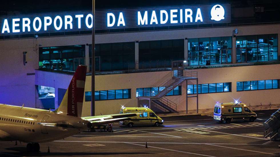Chegaram esta noite ao Aeroporto Internacional da Madeira num avião C130 da Força Aérea Portuguesa (FAP) três doentes dos cuidados intensivos de hospitais de Lisboa para o hospital Nélio Mendonça, Santa Cruz, Madeira, 29 de janeiro de 2021. Na quinta-feira, o presidente do Governo da Madeira manifestou a "disponibilidade total" da região para receber doentes com covid-19 do continente, na sequência da "sobrecarga" que se verifica nos hospitais de Portugal continental. HOMEM DE GOUVEIA/LUSA