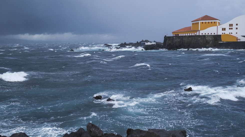Estiveram na resolução do sinistro os Bombeiros de Ponta Delgada e Vila Franca do Campo e as equipas do SIV de Ponta Delgada e Ribeira Grande