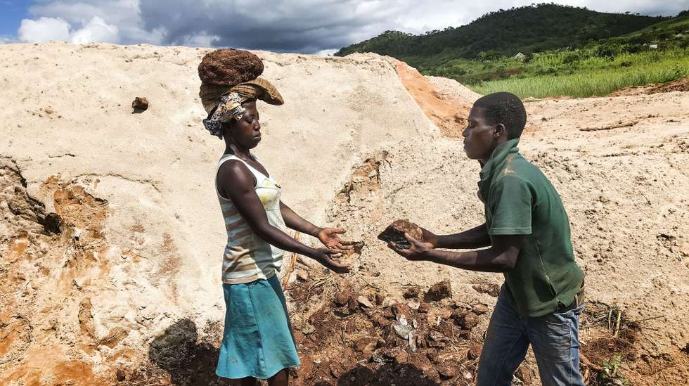 Garimpeiros da associação da Munhena trabalham numa área de garimpo com cerca de 200 hectares, Munhena, Manica, Moçambique, 6 de março de 2021. Na cidade de Manica há um mercado do ouro legal, do conhecimento das autoridades, mas há garimpeiros que preferem fugir ao radar dos fiscais, vendem-no a estrangeiros que por eles esperam em apartamentos alugados onde o negócio é feito quase que em surdina. (ACOMPANHA TEXTO DE 15/03/2021) ANDRÉ CATUEIRA/LUSA