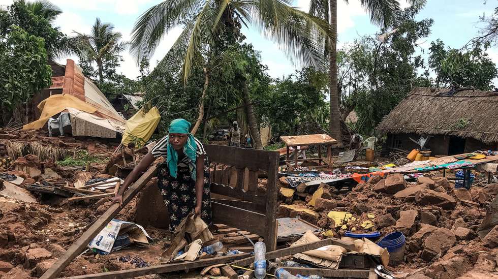 Casas destruídas pelo ciclone Gombe, bairro de Topelane, vila de Monapo, província de Nampula, Moçambique, 13 de março de 2022. A tempestade Gombe chegou à costa moçambicana na madrugada de sexta-feira na categoria de ciclone intenso com chuva torrencial e vento de 165 quilómetros por hora, com rajadas superiores a 200 km/hora. ANDRÉ CATUEIRA/LUSA