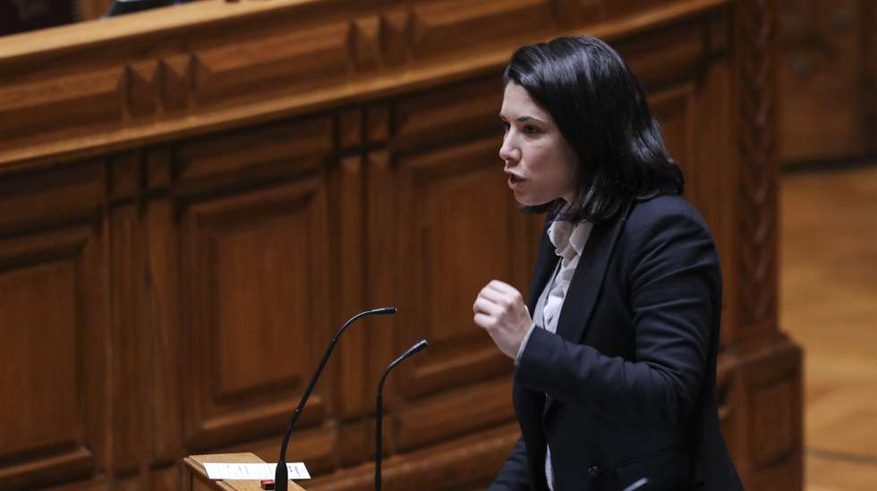A deputada do Bloco de Esquerda (BE), Joana Mortágua, intervém no debate sobre a participação de Portugal na Cooperação Estruturada Permanente, esta tarde na Assembleia da República em Lisboa, 21 de abril de 2022. MIGUEL A. LOPES/LUSA