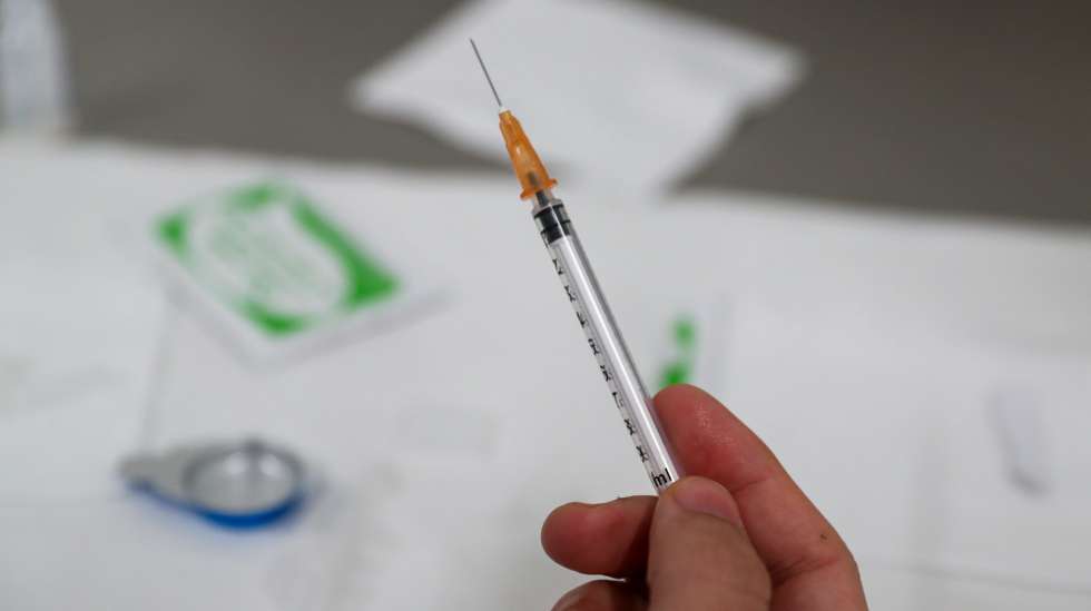 Um toxicodependente prepara a sua dose de droga na sala de consumo vigiado instalada na zona do Vale de Alcântara, nas imediações do antigo Casal Ventoso, em Lisboa, 15 de novembro de 2021. A primeira sala de consumo vigiado de drogas do país registou, em seis meses, 862 utentes, o triplo do estimado, e já conseguiu "imprimir alguma mudança" na vida de quem a frequenta e do bairro de Lisboa onde funciona. (ACOMPANHA TEXTO DA LUSA DO DIA 20 DE NOVEMBRO DE 2021). ANTÓNIO COTRIM/LUSA