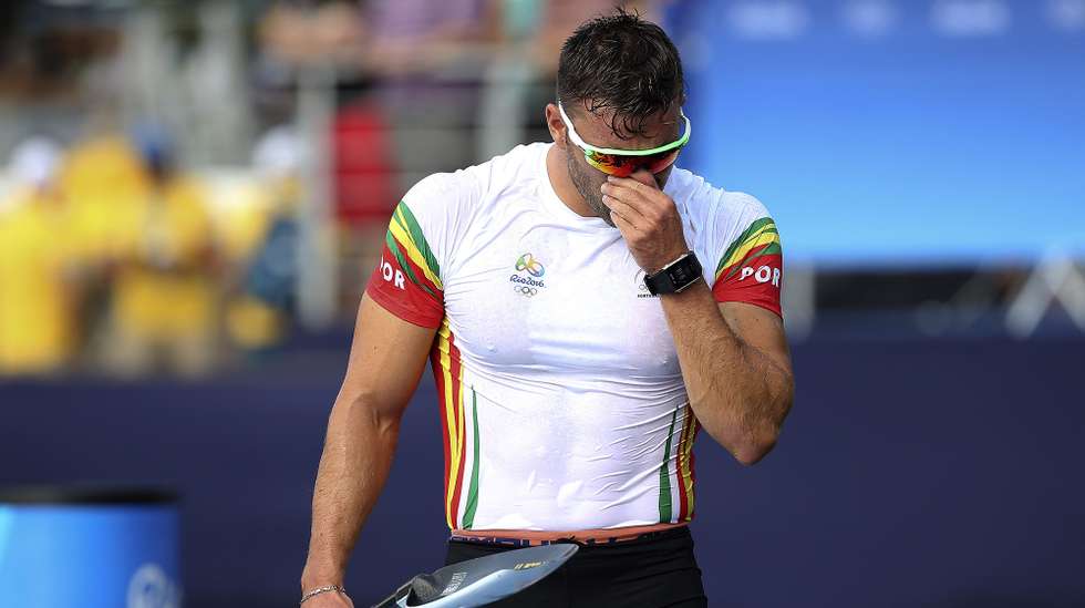 O canoísta João Ribeiro, desiludido após ter ficado hoje em quarto lugar na final de K2 1000 dos Jogos Olímpicos Rio2016. K2-1000m  dos Jogos Olímpicos Rio 2016, disputada na Lagoa Rodrigo  de Freitas, no Rio de Janeiro, Brasil, 18 de agosto de 2016. A XXI ediçãos dos Jogos Olímpicos da Era Moderna, decorrem no Brasil entre os dias 06 - 21 de agosto. ANTÓNIO COTRIM/LUSA