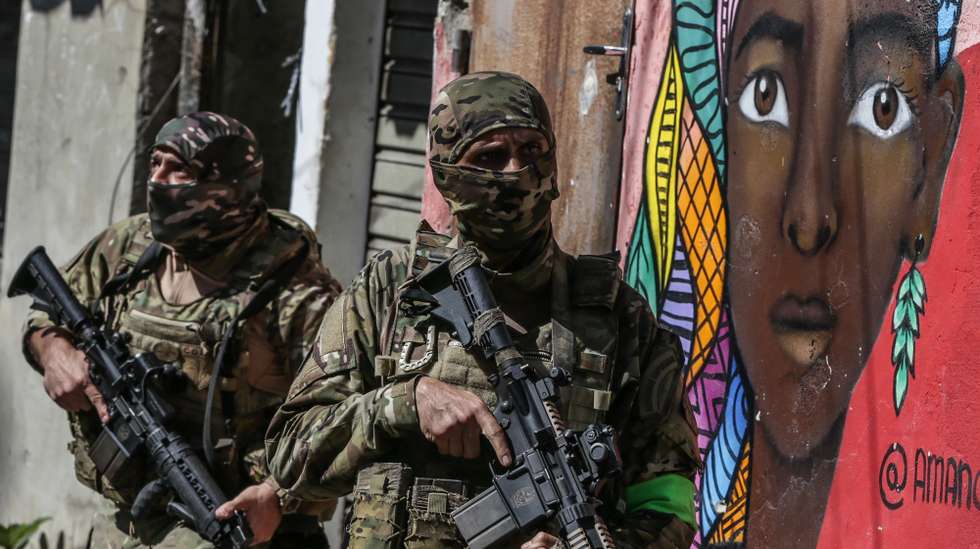 epa10084779 Members of the Military Police carry out an operation against organized crime, at the Alemao favela, north of Rio de Janeiro, Brazil, 21 July 2022. In a joint operation, elite bodies of the Military Police of the State of Rio de Janeiro and the Civil Police carried out this Thursday an operation to combat criminal gangs involved in vehicle theft, cargo and bank robberies, leaving at least four people deceased, according to local authorities.  EPA/Andre Coelho