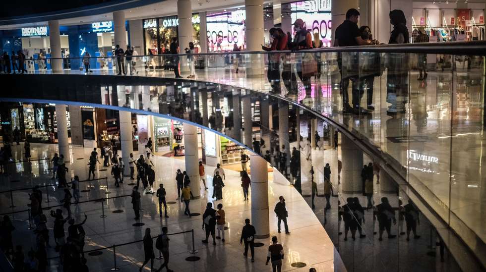 (03/16) Pessoas fazem compras no Dubai Malli, Dubai, Emirados Árabes Unidos, 17 de janeiro de 2022. Os Emirados Árabes Unidos são formados por sete emirados: Abu Dhabi, Dubai, Xarja, Ajmã, Umm al-Quwain, Ras al-Khaimah e Fujeira. A confederação árabe tem uma das economias mais desenvolvidas do Médio Oriente e em cada emirado encontra-se um cenário diferente num país em permanente construção. (ACOMPANHA TEXTO DA LUSA DO DIA 29 DE JANEIRO DE 2022). MÁRIO CRUZ/LUSA