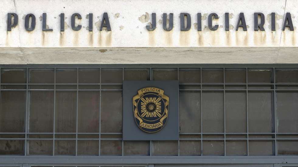 Em comunicado, a PJ refere que o jovem procurado por homicídio qualificado, com 20 anos, foi detido na capital algarvia