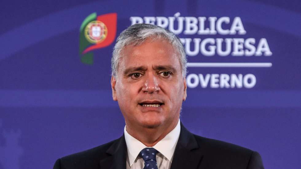 O presidente do Comité das Regiões Europeu, Vasco Cordeiro, fala  aos jornalistas após um encontro com o primeiro-ministro António Costa (ausente na foto), que decorreu no Palácio de S. Bento, em Lisboa, 09 de agosto de 2022. ANTÓNIO COTRIM/LUSA