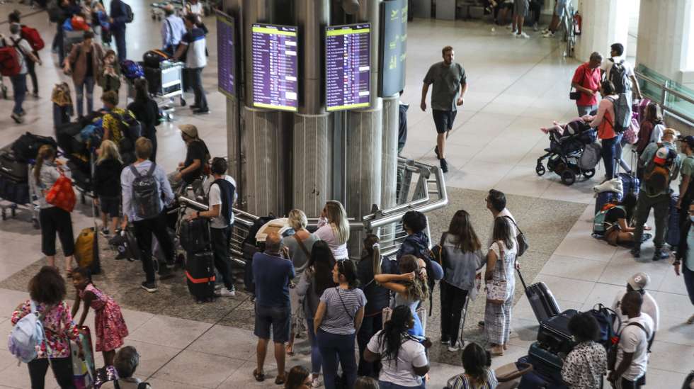 Passageiros no terminal 1 do aeroporto de Lisboa, durante a greve da Portway, desde as 00:00 de hoje e até às 23:59 do dia 28, nos aeroportos de Lisboa, Porto, Faro e Funchal, organizada pelo Sindicato Nacional Dos Trabalhadores Da Aviação Civil (SINTAC), contra a política de recursos humanos assumida ao longo dos últimos anos pela Portway, empresa detida pelo Grupo VINCI, de "confronto e desvalorização dos trabalhadores por via de consecutivos incumprimentos do Acordo de Empresa, confrontação disciplinar, ausência de atualizações salariais, deturpação das avaliações de desempenho que evitam as progressões salariais e má-fé nas negociações", junto ao aeroporto de Lisboa, 26 de agosto de 2022. MIGUEL A. LOPES/LUSA