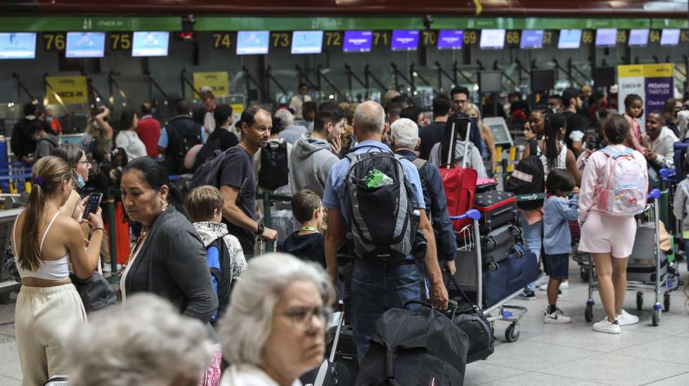 Passageiros no terminal 1 do aeroporto de Lisboa, durante a greve da Portway, desde as 00:00 de hoje e até às 23:59 do dia 28, nos aeroportos de Lisboa, Porto, Faro e Funchal, organizada pelo Sindicato Nacional Dos Trabalhadores Da Aviação Civil (SINTAC), contra a política de recursos humanos assumida ao longo dos últimos anos pela Portway, empresa detida pelo Grupo VINCI, de "confronto e desvalorização dos trabalhadores por via de consecutivos incumprimentos do Acordo de Empresa, confrontação disciplinar, ausência de atualizações salariais, deturpação das avaliações de desempenho que evitam as progressões salariais e má-fé nas negociações", junto ao aeroporto de Lisboa, 26 de agosto de 2022. MIGUEL A. LOPES/LUSA