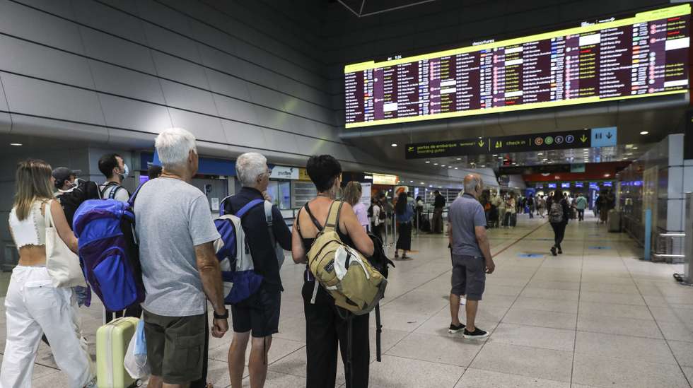 Passageiros no terminal 1 do aeroporto de Lisboa, durante a greve da Portway, desde as 00:00 de hoje e até às 23:59 do dia 28, nos aeroportos de Lisboa, Porto, Faro e Funchal, organizada pelo Sindicato Nacional Dos Trabalhadores Da Aviação Civil (SINTAC), contra a política de recursos humanos assumida ao longo dos últimos anos pela Portway, empresa detida pelo Grupo VINCI, de "confronto e desvalorização dos trabalhadores por via de consecutivos incumprimentos do Acordo de Empresa, confrontação disciplinar, ausência de atualizações salariais, deturpação das avaliações de desempenho que evitam as progressões salariais e má-fé nas negociações", junto ao aeroporto de Lisboa, 26 de agosto de 2022. MIGUEL A. LOPES/LUSA