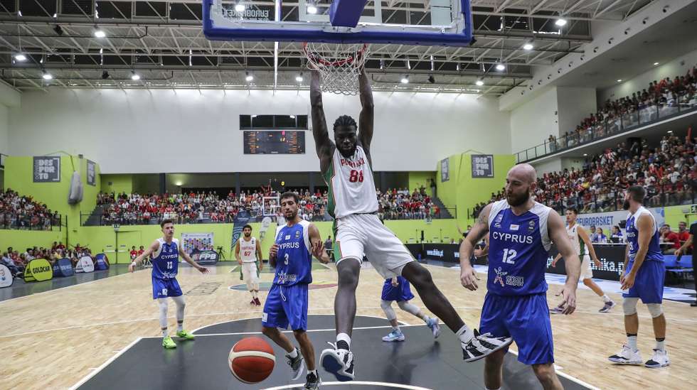Portugal's Neemias Queta (C) dunkes the ball during the Fiba Eurobasket 2025 pre-qualifiers match against Cyprus this afternoon at Odivelas Pavilion on the outskirts of Lisbon, Portugal, 28 August 2022. MIGUEL A. LOPES/LUSA