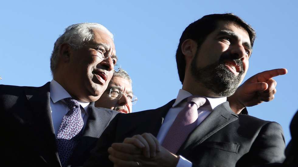 O Primeiro-Ministro, António Costa (E) e o presidente da Câmara Municipal de Caminha, Miguel Alves (D), durante a visita a Riba de Ancora para ação com sapadores florestais do concelho de Caminha (parceria ICNF – Câmara Municipal de Caminha – Associação de Produtores Florestais do Alto Minho). Riba de Ancora, 17 de  fevereiro de 2018. MANUEL ARAÚJO/LUSA