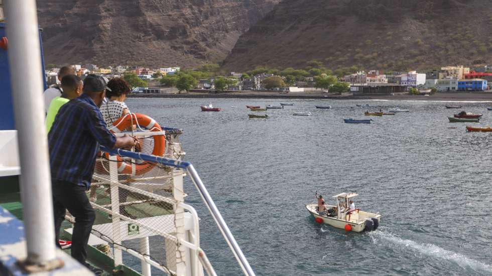 Passageiros a bordo do barco Inter-ilhas da transportadora marítima CV Interilhas, com destino a ilha de São Vicente, Cabo Verde, 10 de agosto de 2022. A CV Interilhas transportou quase um milhão e meio de passageiros em Cabo Verde em três anos de concessão do transporte marítimo de passageiros e mercadorias, segundo dados avançados à Lusa pela empresa liderada pelo grupo português ETE. (ACOMPANHA TEXTO DE 16 DE AGOSTO DE 2022). ELTON MONTEIRO/LUSA