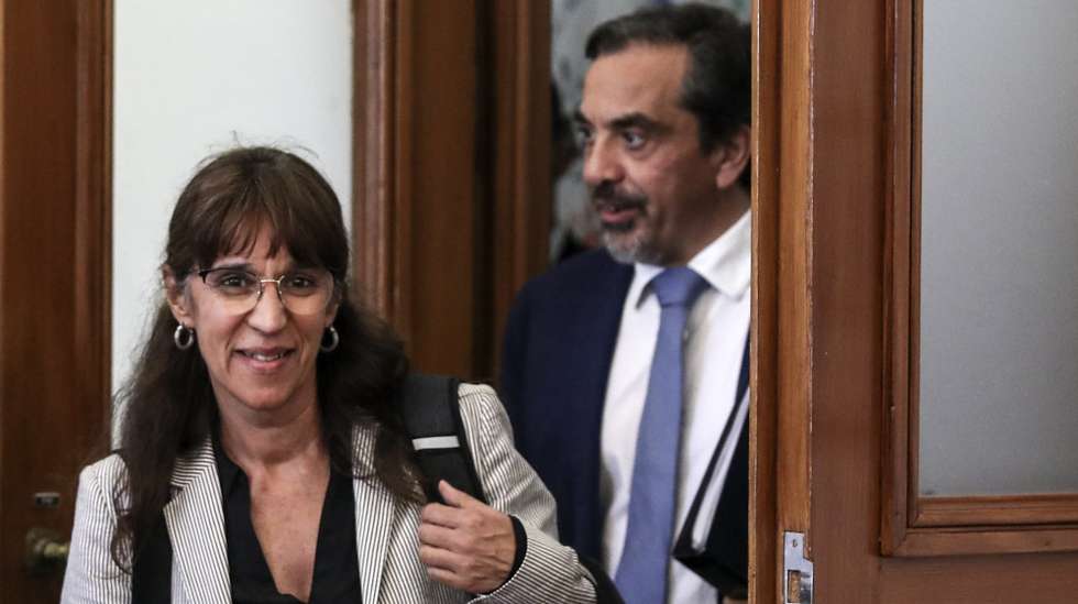 A ministra da Defesa Nacional, Helena Carreiras (E), acompanhada pelo secretário de Estado da Defesa Nacional, Marco Capitão Ferreira (D), à chegada para a sua audição perante a Comissão de Defesa Nacional, na Assembleia da República, em Lisboa, 11 de outubro de 2022. ANTÓNIO COTRIM/LUSA