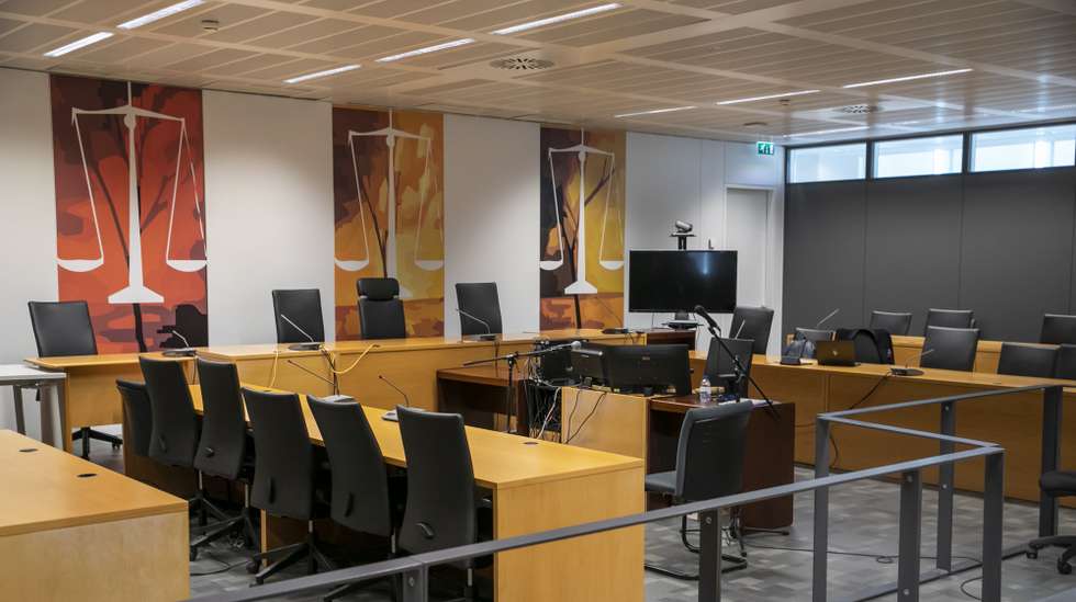 Imagem geral da sala de tribunal onde decorre o julgamento do processo "Football Leaks", no qual é arguido Rui Pinto, criador do "Football Leaks", e Aníbal Pinto, no Tribunal Central Criminal de Lisboa, Campus da Justiça, em Lisboa, 10 de outubro de 2022. Rui Pinto responde por 90 crimes, 68 de acesso indevido, 14 de violação de correspondência, seis de acesso ilegítimo e ainda por sabotagem informática à SAD do Sporting e por tentativa de extorsão. JOSÉ SENA GOULÃO/LUSA