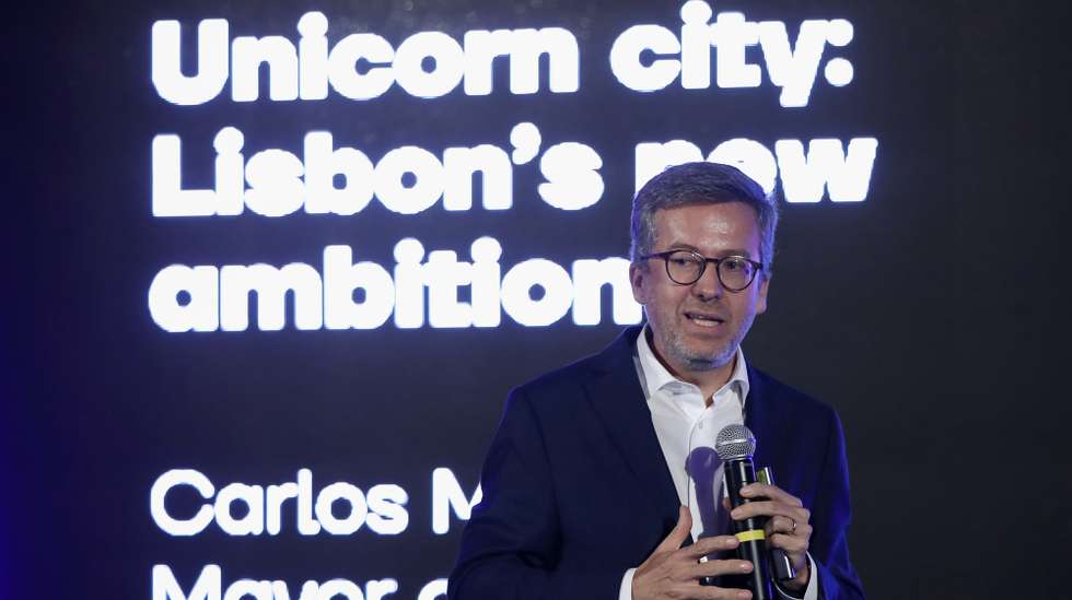 O presidente da Câmara Municipal de Lisboa (CML), Carlos Moedas, intervém durante a apresentação do projeto Fábrica de Unicórnios de Lisboa, no Hub Criativo do Beato, em Lisboa, 27 de outubro de 2022. ANTÓNIO PEDRO SANTOS/LUSA