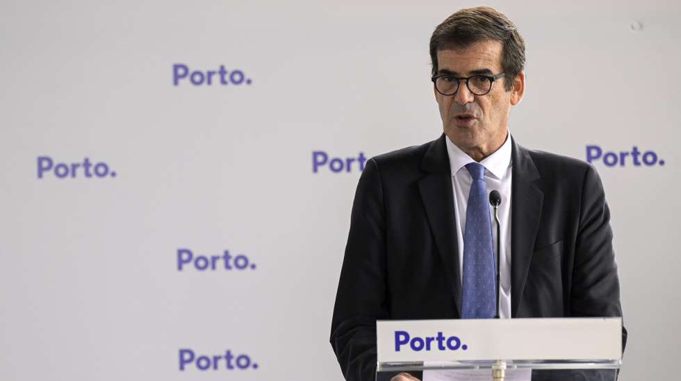 O presidente da Câmara Municipal do Porto, Rui Moreira, intervém na cerimónia da formalização de acordo para a reabilitação de 47 casas nas ilhas da Lomba, no Porto, 18 de novembro de  2022. FERNANDO VELUDO/LUSA