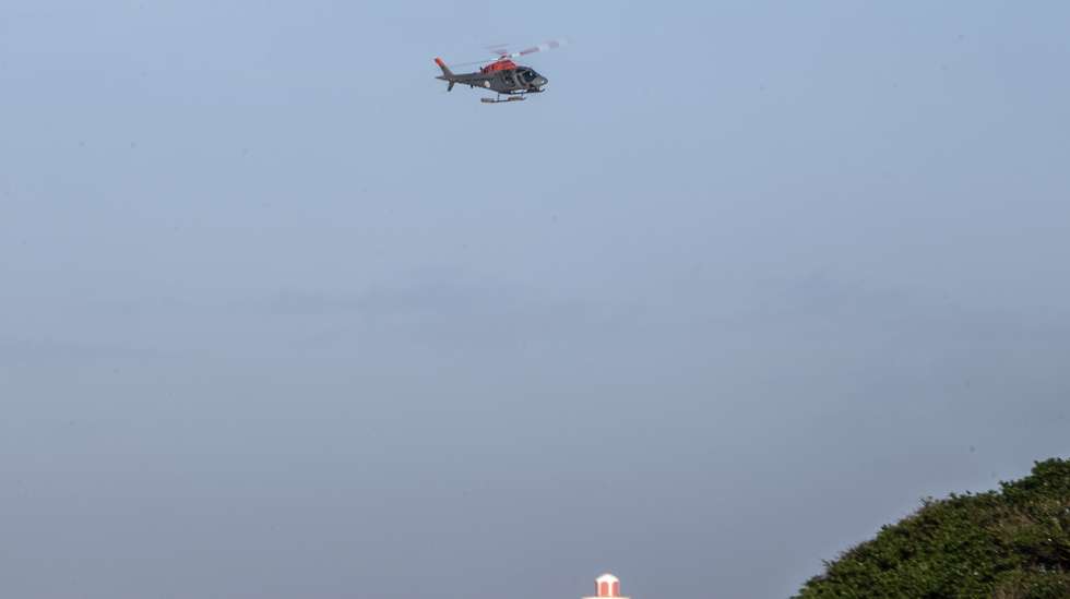 Um helicóptero da Força Aérea de Portugal durante as buscas por uma jovem que continua desaparecida após oito jovens, todos militares do Exército em formação na Escola dos Serviço da Póvoa de Varzim, terem sido arrastados hoje por uma onda na Praia da Lagoa, em Póvoa do Varzim, 25 de novembro de 2022. RUI FARINHA/LUSA