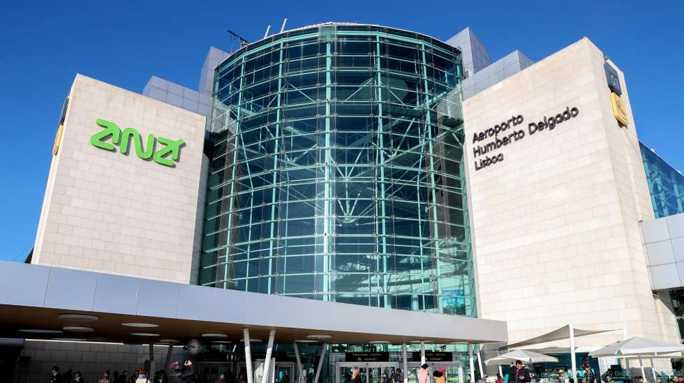 Passageiros à entrada do Aeroporto Humberto Delgado, Lisboa, 21 de janeiro de 2020. Elementos da PSP e da GNR realizam hoje protestos em simultâneo em Braga, Lisboa e Faro, numa ação convocada pelos sindicatos, enquanto o Movimento Zero (M0) inicia uma vigília nos aeroportos portugueses.  JOÃO RELVAS/LUSA