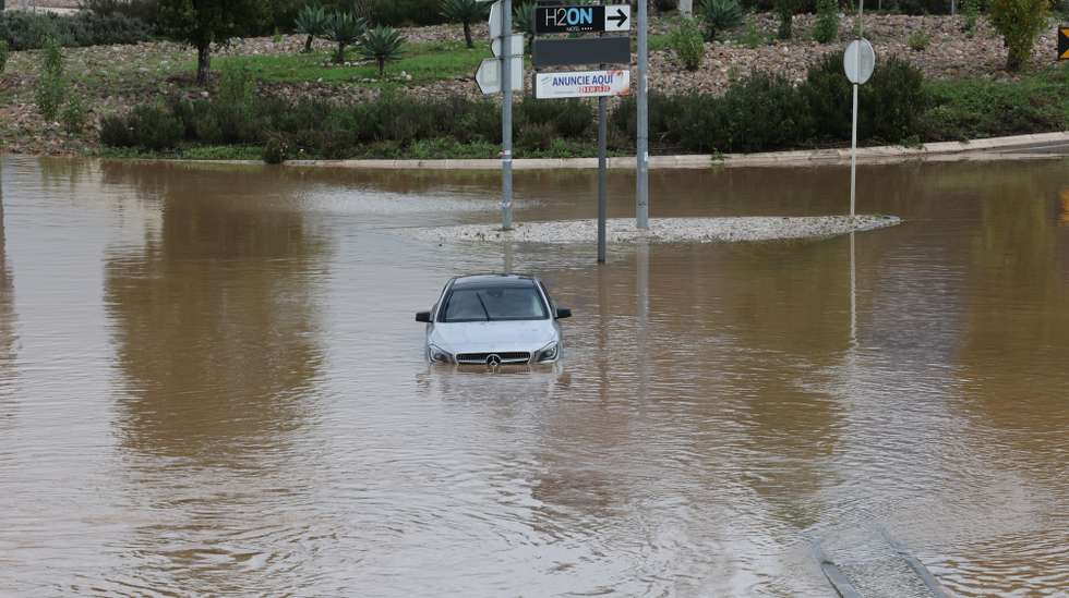 Um veículo encontra parcialmente submerso numa estrada inundada depois do mau tempo que se fez sentir esta madrugada em Lisboa, 13 de dezembro de 2022. A proteção civil nacional apelou hoje aos cidadãos para restringirem ao máximo as deslocações por causa do mau tempo, que provocou na noite de hoje 275 ocorrências nos distritos de Lisboa e Setúbal e deverá manter-se até quarta-feira. JOÃO RELVAS/LUSA