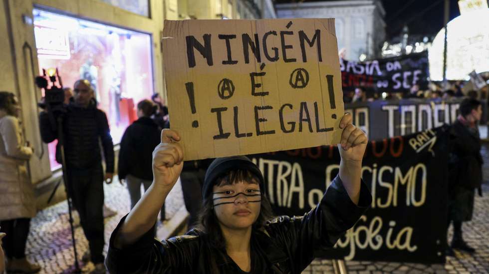 Manifestantes exibem cartazes na manifestação "Basta da violência do SEF / Regularização Já! / Imigrantes merecem respeito", convocada por cerca de 20 organizações de apoio ao imigrante e de defesa dos direitos humanos, Lisboa, 16 de dezembro de 2022.  MIGUEL A. LOPES/LUSA