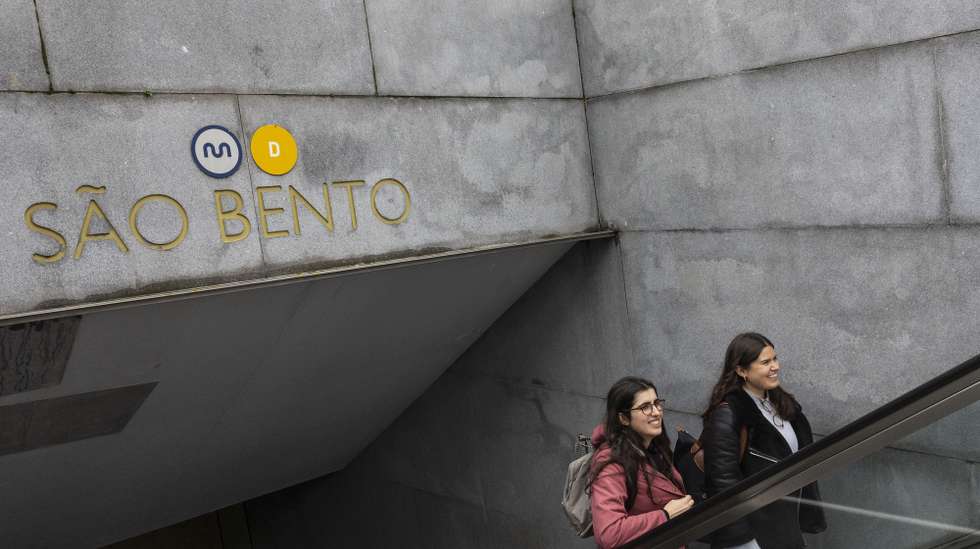 Passageiros à saída da estação de metro de São Bento, no Porto, 5 de dezembro de 2022. O Metro do Porto celebra este mês o seu 20º Aniversário. (ACOMPANHA TEXTO DE 06 DE DEZEMBRO DE 2022). JOSÉ COELHO/LUSA