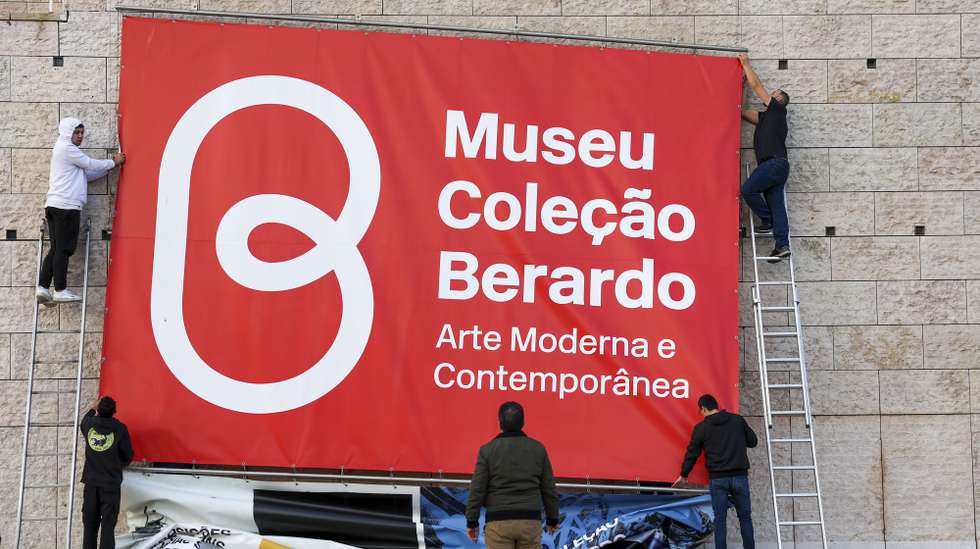 Funcionários retiram cartazes do Museu Coleção Berardo da fachada do Centro Cultural de Belém, em Lisboa, 02 de janeiro de 2023. A gestão do museu regressa à gestão do Centro Cultural de Belém, após 15 anos de gestão de Joe Berardo. JOSÉ SENA GOULÃO/LUSA